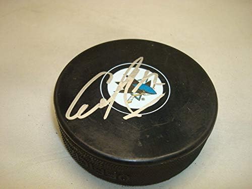 Nikolaj Goldobin potpisao je hokejaški pak San Jose Sharks s autogramom 1.