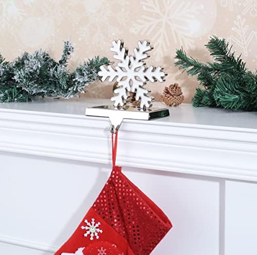 Yuokwer bijela snježna pahulja božićne čarape set od 2 za mantel, srebrna božićna čarapa za kamin, kuka za čarape božićni kamin dekor